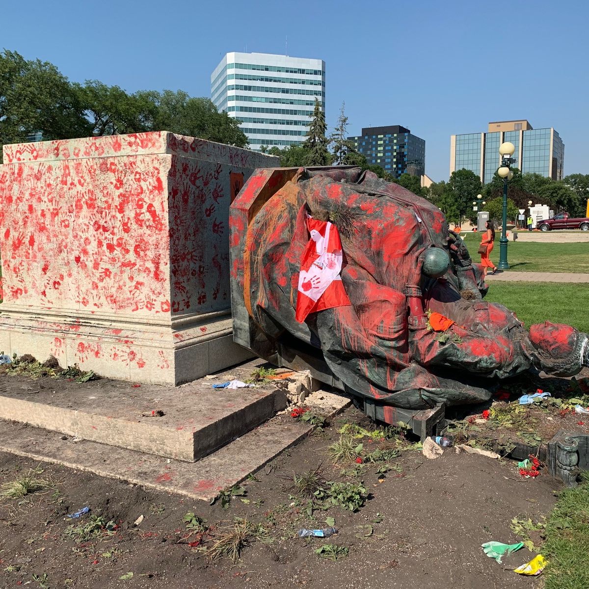 Канадын уугуул иргэд хатан хааны хөшөөг буулгав 