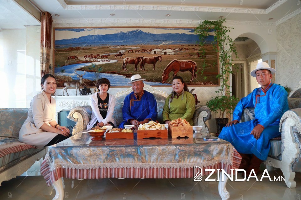 Б.Эрэмтөгсийн гэр бүлийнхэн сэтгүүлч Урьханы хамт