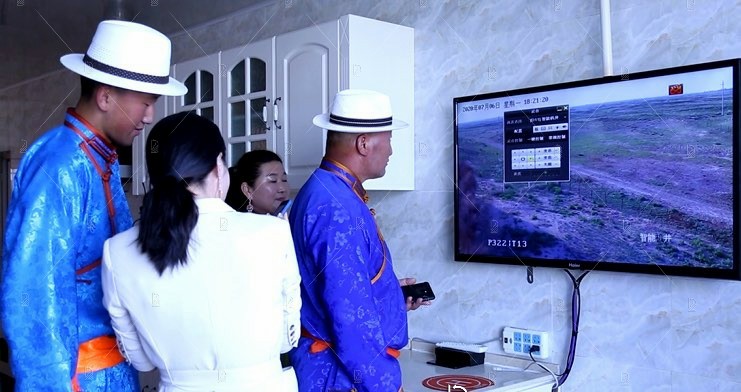 Бэлчээрээ камераар харж буй нь