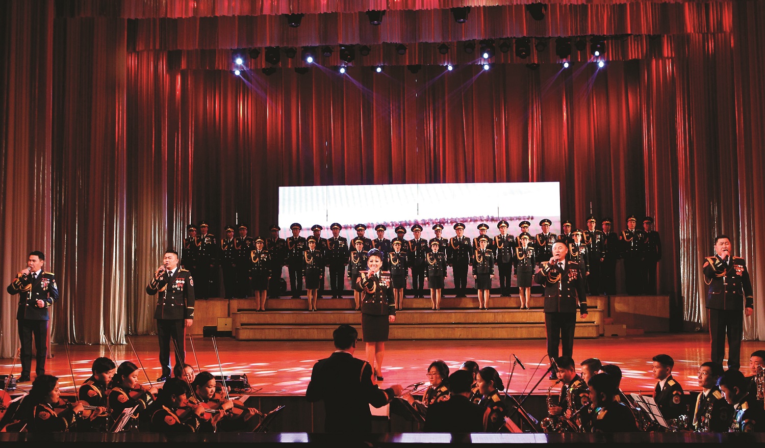 Цэргийн дуу бүжгийн Эрдмийн чуулгын дуучид