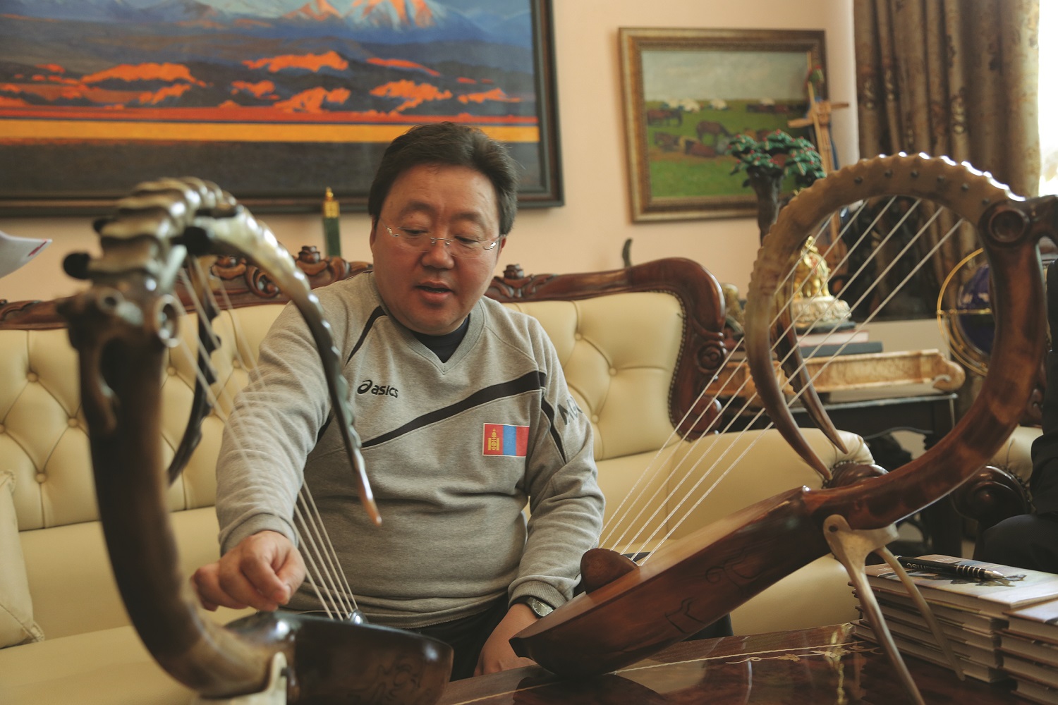 2014 оны 5 дугаар сард "Алтай" ятгын дээжийг Төрийн тэргүүндээ өргөн барив