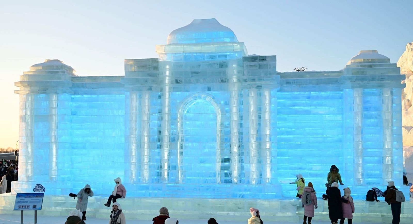 Мөсөөр урласан Монгол Улсын Төрийн ордон Харбин хотноо сүндэрлэжээ