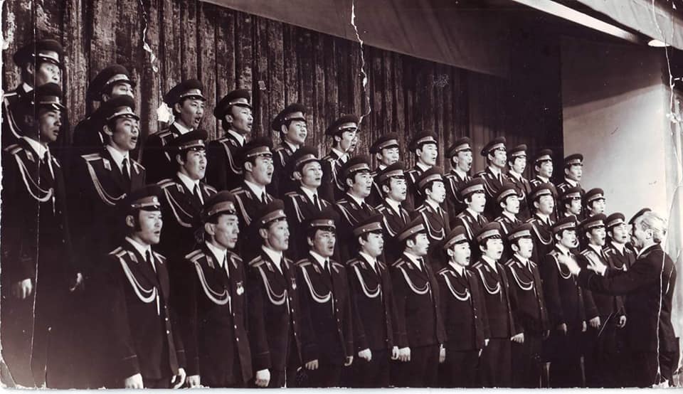 МУАЖ, хормейстер Д.Мяасүрэн,  "Жаран хар, арван цагаан"-ы бэлтгэл дээр...