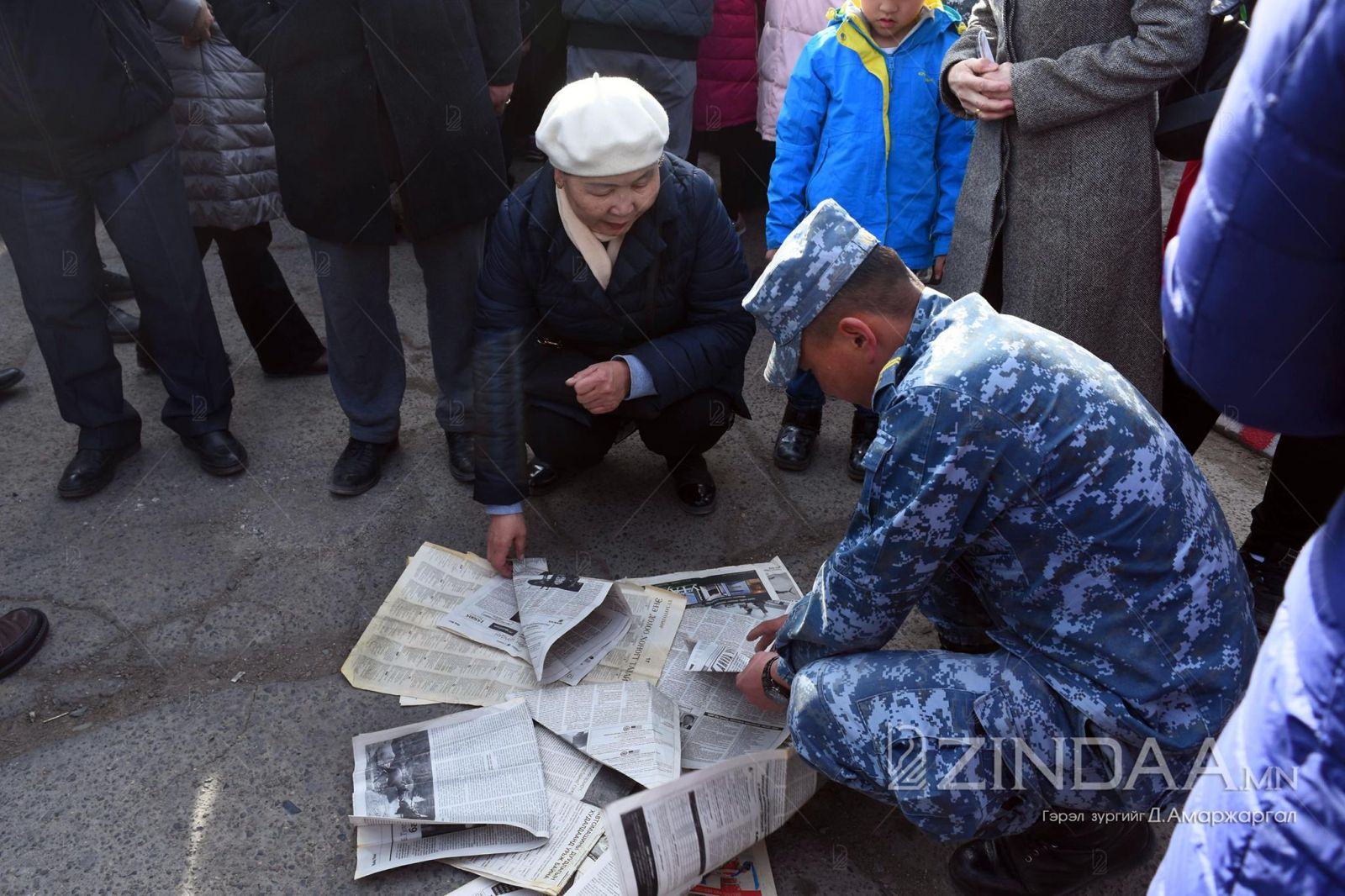 "Нарантуул" ОУХТ: Онцгойгийн алба хаагчид шаардлагатай үед сонингоор аяга хийх, хувцасныхаа дотуур сонин хийж, биеийн дулааны удаан хадгалах гэм мэт аргыг заалаа.