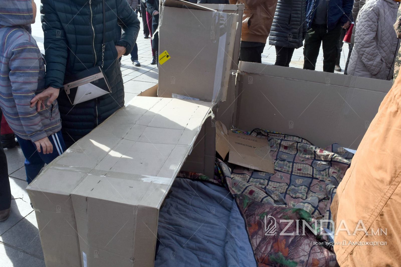 СУУ, НУУГД, ХҮЛЭЭ: Ширээн доогуур орох сургалтын үзүүлэн