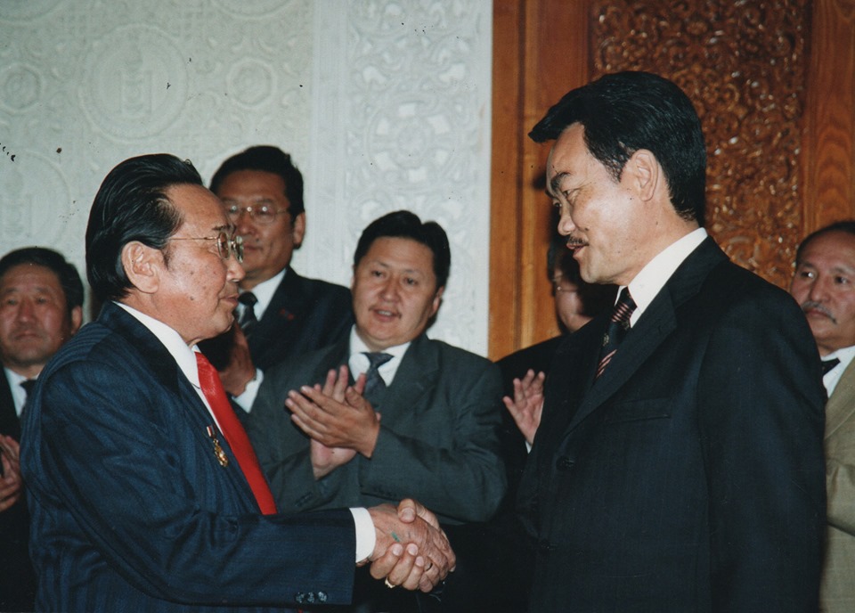 Монгол Улсын Соёлын Гавьяат Зүтгэлтэн цолны үнэмлэх, тэмдэг гардан авах мөч. 2003 оны 9 сарын 3, Төрийн ордон