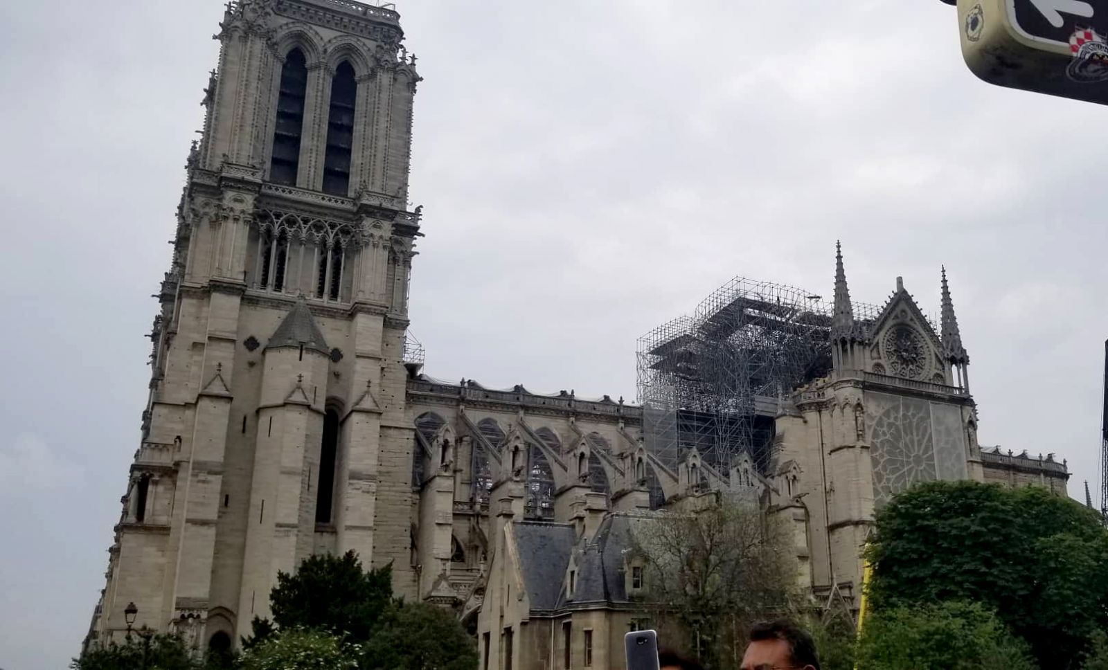 Парисын Дарь эхийн сүм шатсанаас сарын дараах дүр төрх.