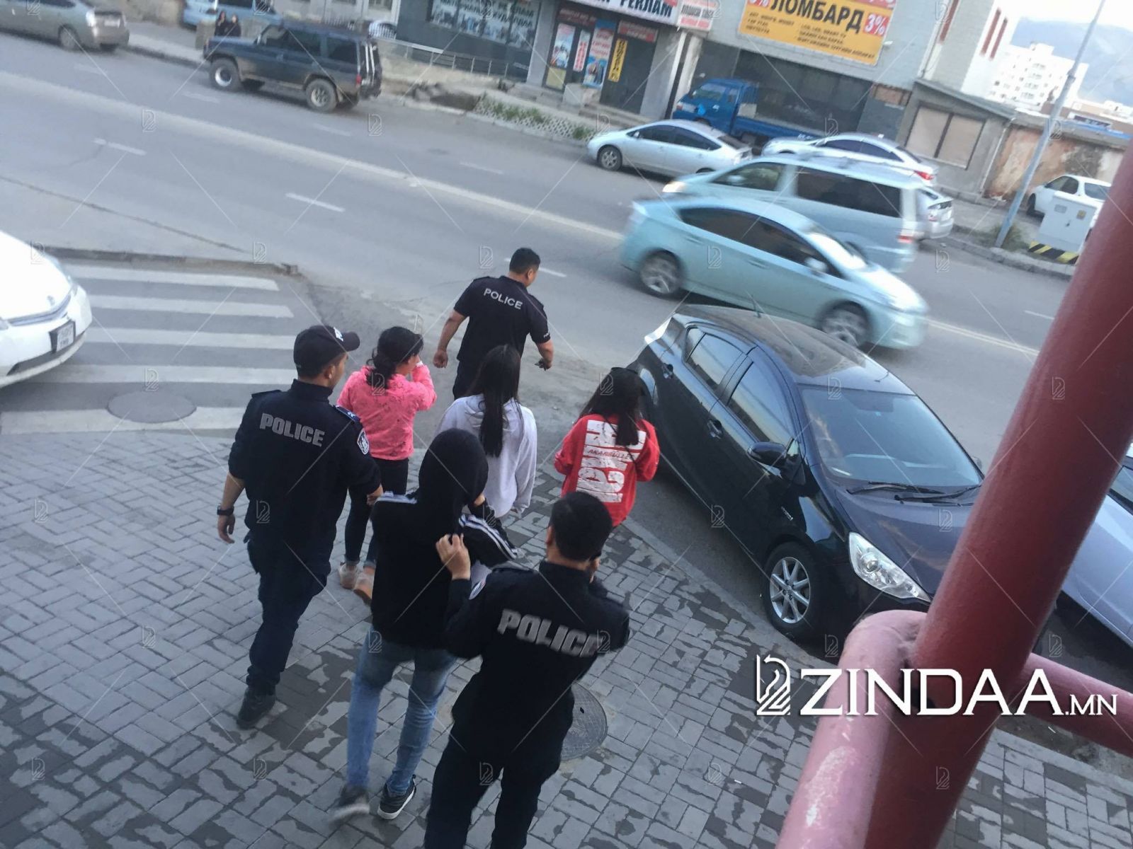 Охидыг болон сэжигтэн М нарыг цагдаа нар байцаалт авахаар авч явав. 2019.06.17. "Сод" төв