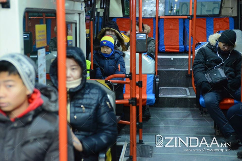 Сурагчид сургуулийн автобусандаа суусан байна. Дулаахан бас тохьтой байв.