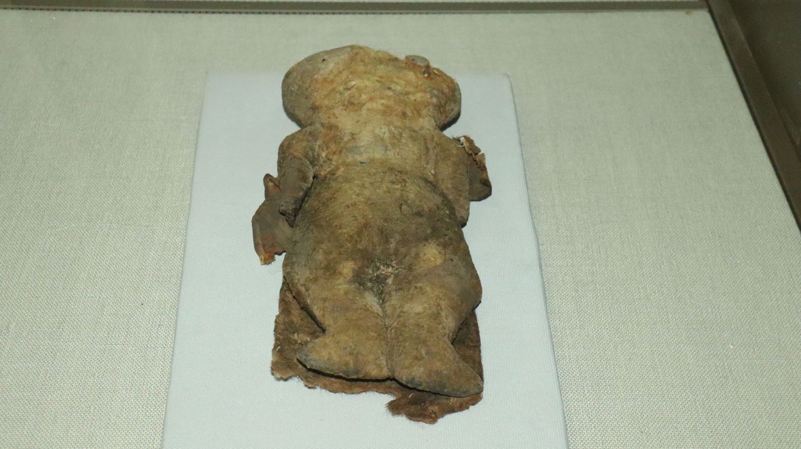 Эсгий онго. Монголд биет хэлбэрээрээ анх удаа олдсон нь. Монголчууд эсгийгээр хүн дүрстэй онго хийж адуу, мал, гэр орноо сахидаг хэмээн тахидаг байжээ.