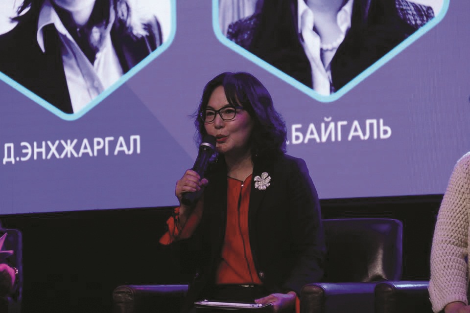 “Эмэгтэйчүүдийг эдийн засгийн хувьд хүчирхэг болгох нь” хуралдаан дээр