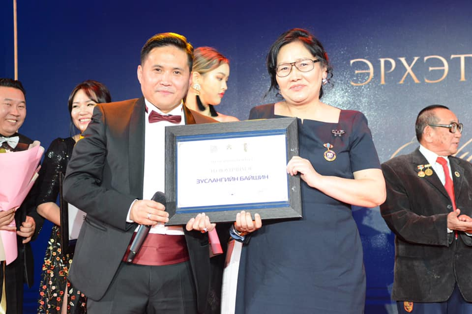 Зиндаа сэтгүүлийн Ерөнхий эрхлэгч Ц.Оюунчимэгт 70 мкв канад хаус бэлэглэлээ.