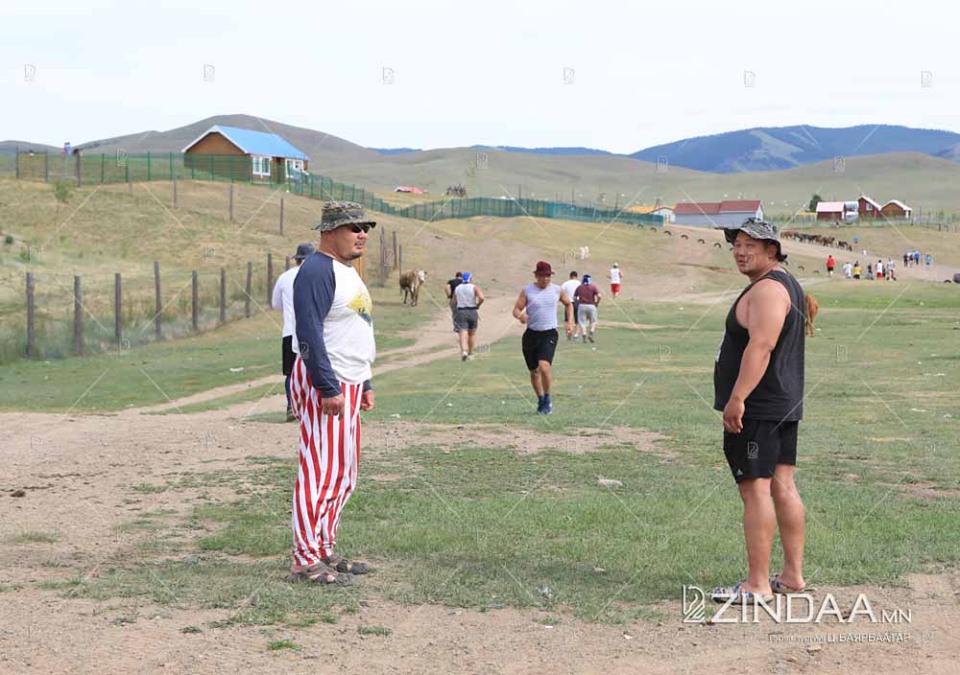 Улсын аварга Н.Батсуурь, дасгалжуулагч багш, Улсын заан О.Одгэрэл. Харзтайн ам. 2019.06.22