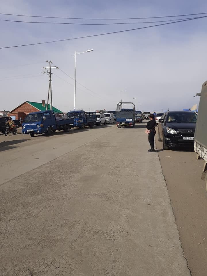 Сүхбаатар аймгийн Эрдэнэцагаан сум. 2020.04.20-ны өглөө. Ноолуур өгөхөөр малчдын урт дараалал үүсчээ.