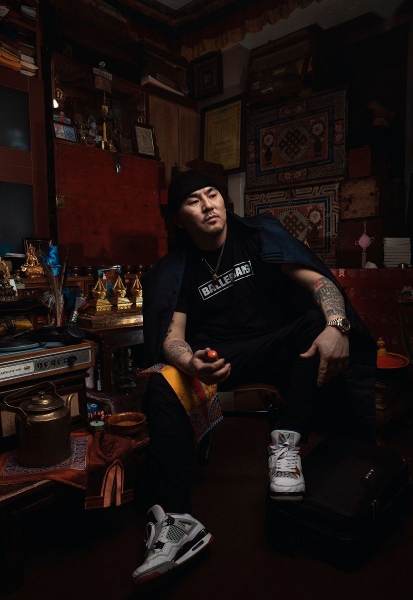 СТИЛИСТ: Ц.Саруулжаргал, АРТИСТ: Н.Ариунтунгалаг, МОДЕЛЬ: Реппер ДЕСАНТ /Г.Батболд/